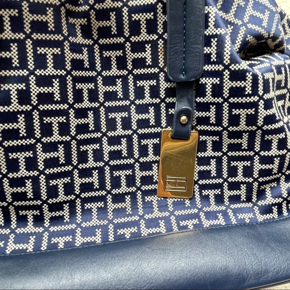 Tommy Hilfiger Signature Print Zipper Closure Bag - Picture 5 of 11